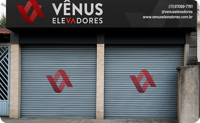 Equipe da Vênus Elevadores em atendimento personalizado