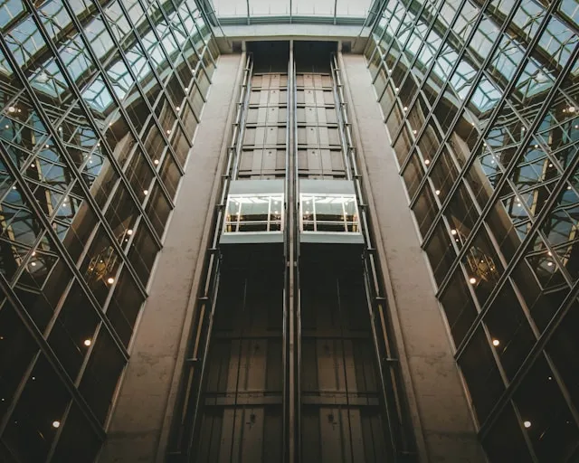 Elevador modernizado com cabine em aço inox e comandos digitais