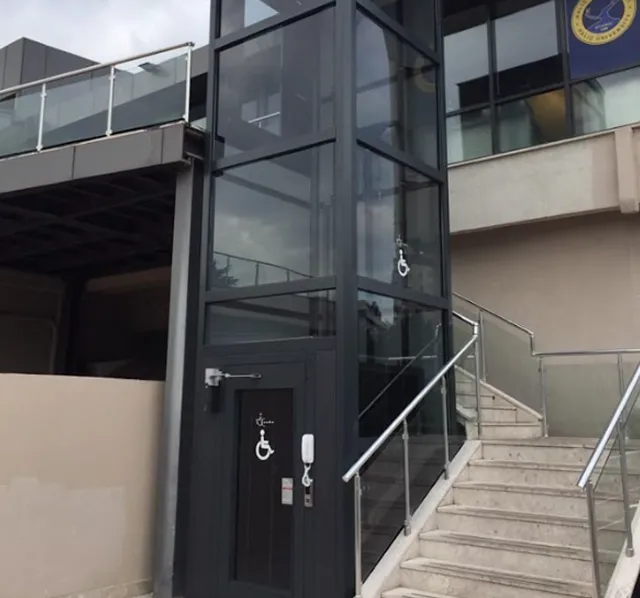Elevador residencial instalado em ambiente interno de uma casa